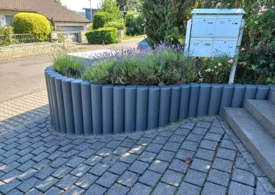 Einfahrt und Steingarten an einem Mehrfamilienhaus