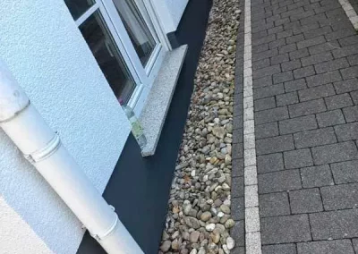 Gehweg mit natürlicher Entwässerung durch Grobkies