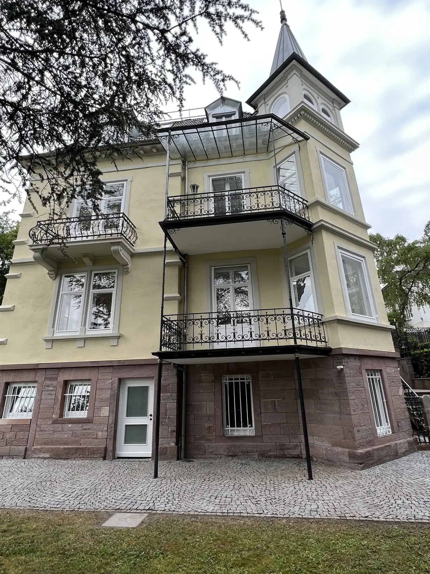 Fassade in Baden-Baden vor der Sanierung