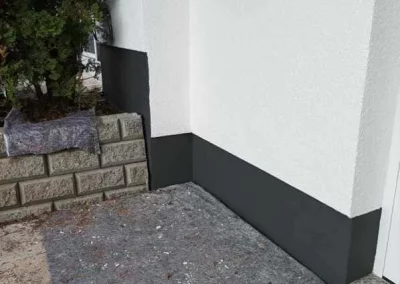 Sockelleiste grundiert, und mit Schutzanstrich bestrichen