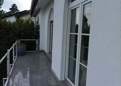 Renovierte Fassade zzgl. Fenster, Rollläden und anschließender Terassenreinigung der neuen Natursteinböden