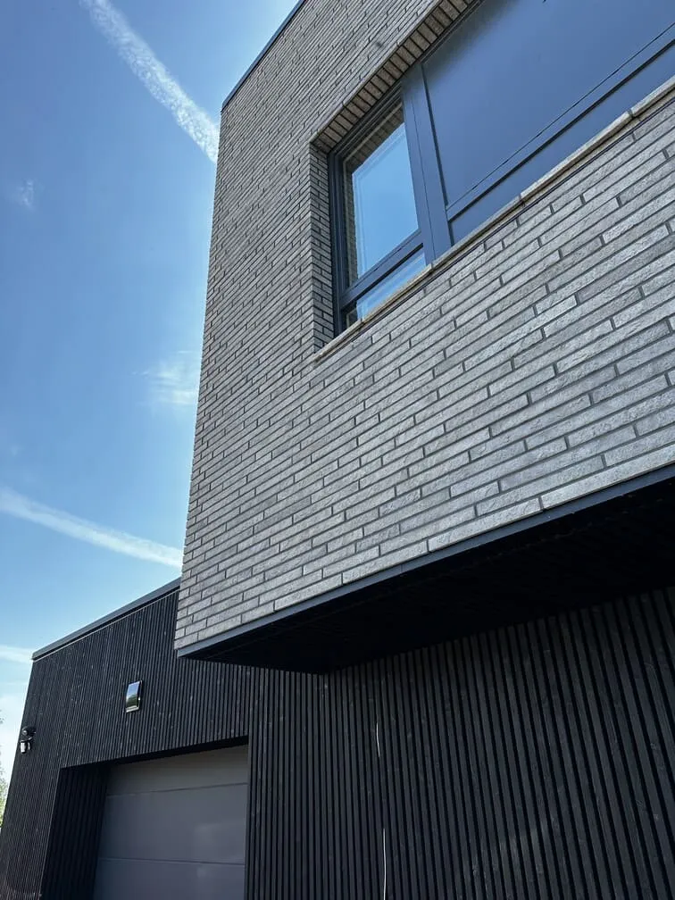 Fenstermontage an einem Mehrfamilienhaus in Aluminium