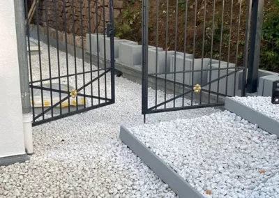 Kiesbett, neues Tor und Blumenkübel aus unserem Galabau