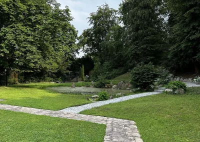 Rasenpflege in einer städtischen Parkanlage