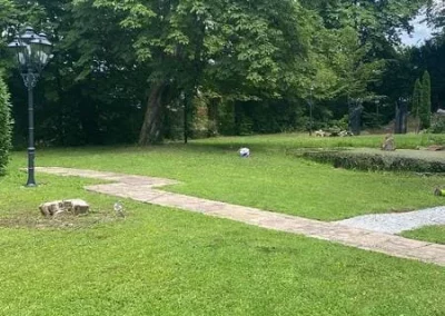 Großflächige Gartensanierung mit Wegen und frischem Rollrasen