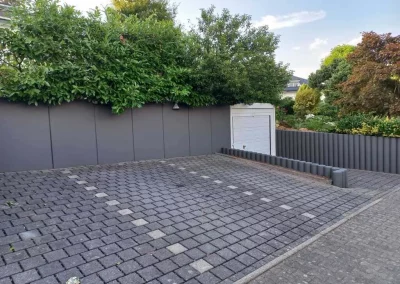 Parkplätze eines Mehrfamilienhauses gepflastert