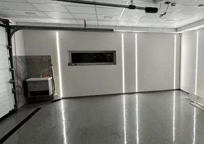 Akustikdecke mit Lichtspiel spiegelt sich auf dem frisch geputzten Fliesenboden
