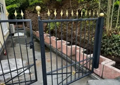 Metallbau für einen frischen Zaun im Denklmaschtz