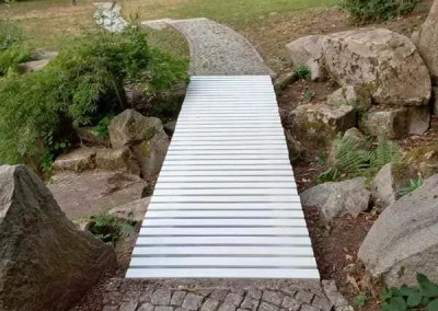 Sanierter Brückenübergang in einer Parkanlage