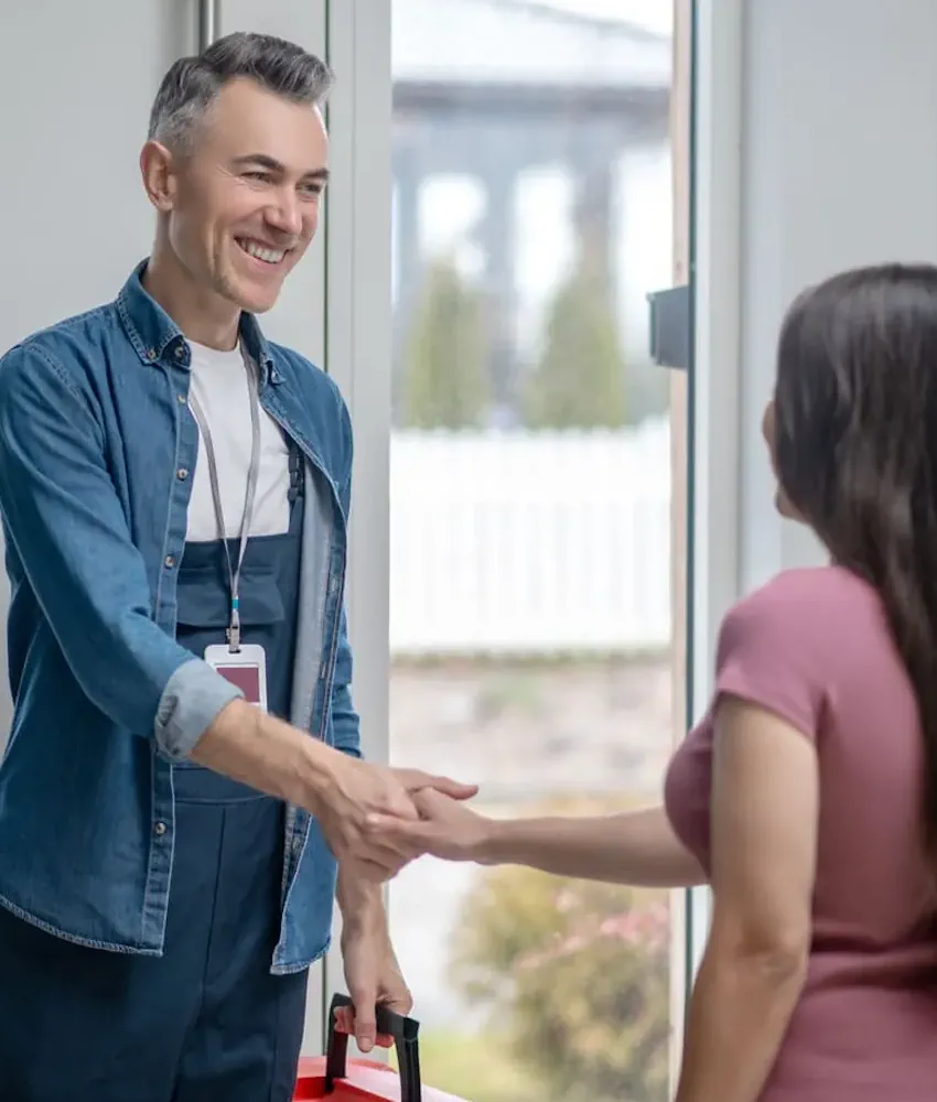 Hausmeister besucht eine Anwohnerin im betreuten Objekt für Reparaturen